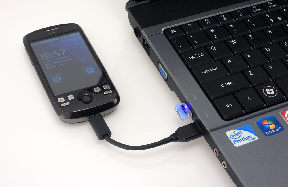 Smartfon podłączony krótkim kablem USB