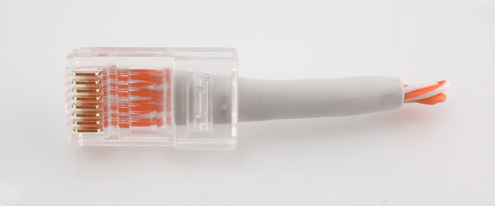 Kabel sieciowy z izolacją we wtyczce Ethernet