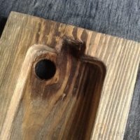 Wgłębienie na podstawce drewnianej na smartphone'a