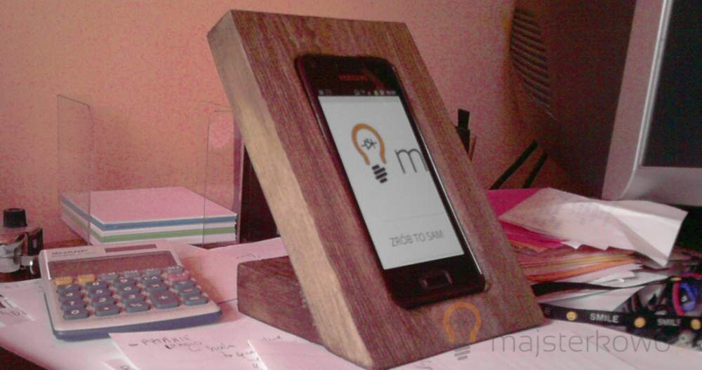 Biurkowa, drewniana Podstawka na Smartphone’a