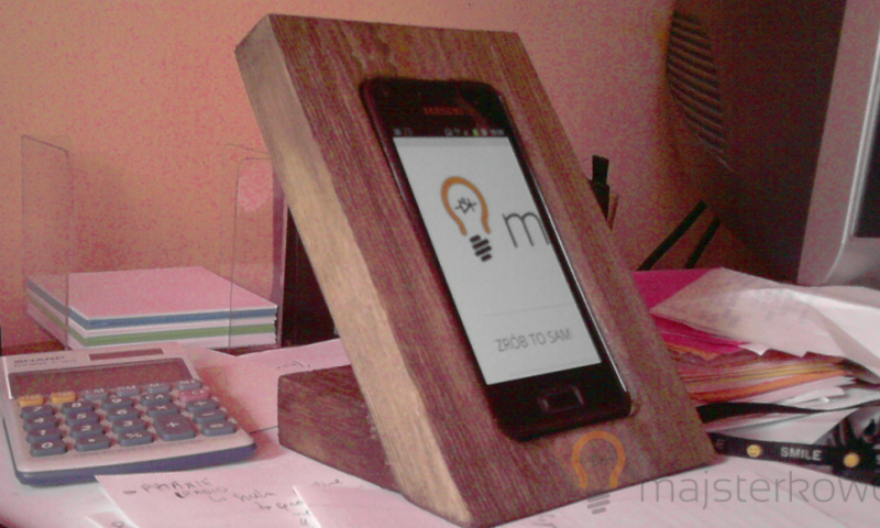 Biurkowa, drewniana Podstawka na Smartphone’a