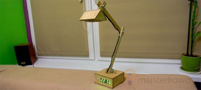 Drewniana lampka LED z czujnikiem ruchu i zegarkiem