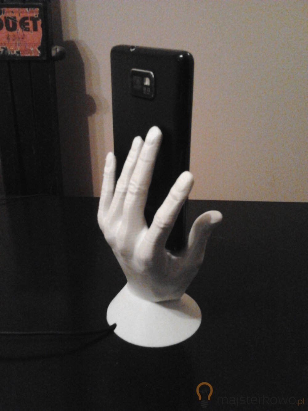 Dłoń dokująca pod smartfona