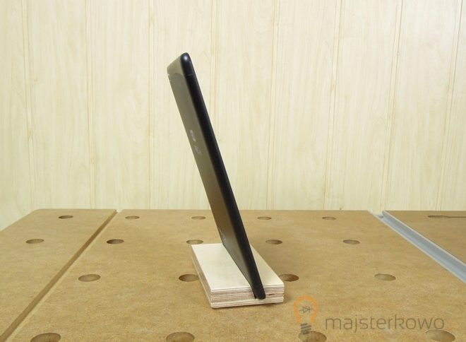 Tablet GoClever w drewnianej podstawce