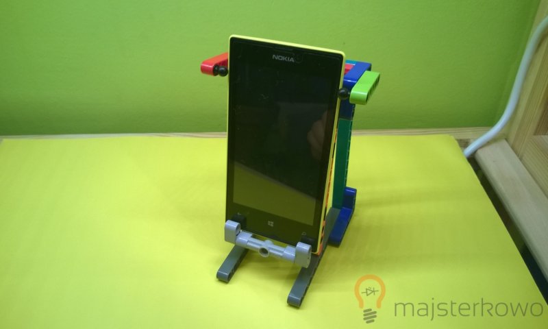 Kolorowa podstawka pod smartphone z Lego