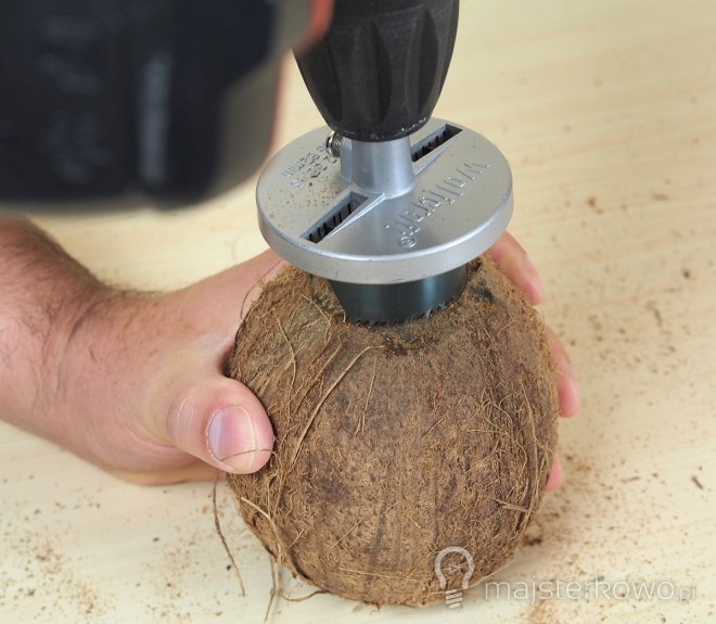 Nawiercanie kokosa otwornicą