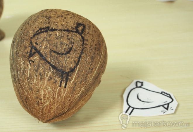 Skorupa kokosa z naniesionym logo