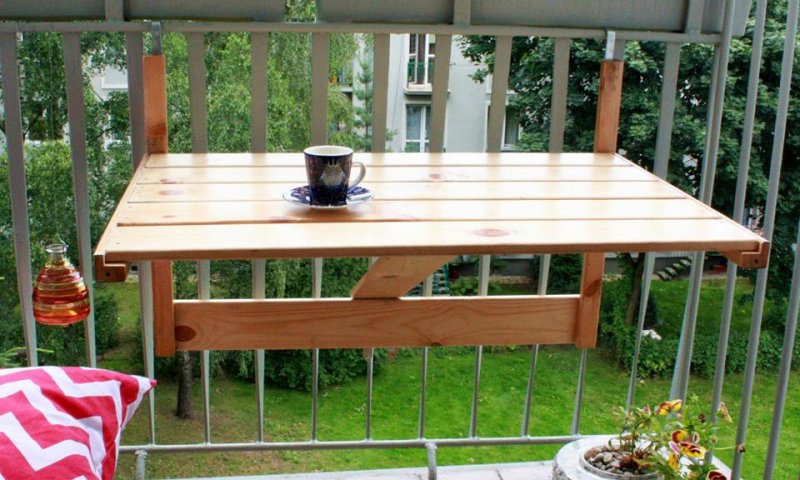 Balkonowy, rozkładany stolik ze starych drewnianych półeczek
