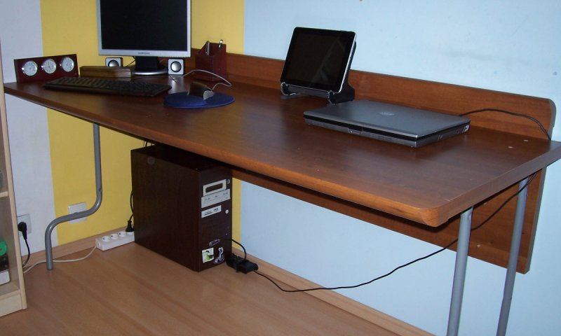 Recyklingowe biurko