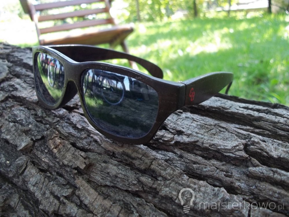 Drewniane oprawki okularów przeciwsłonecznych.