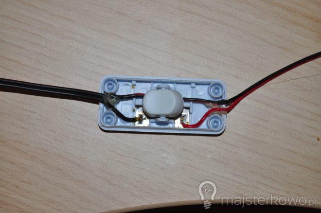 włącznik kołyskowy: zacisk taśmy LED oraz końcówka gniazda DS