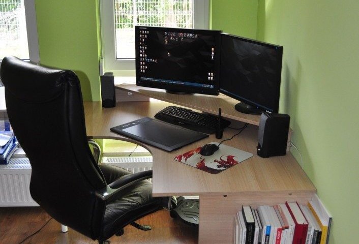 Narożne biurko komputerowe na dwa monitory