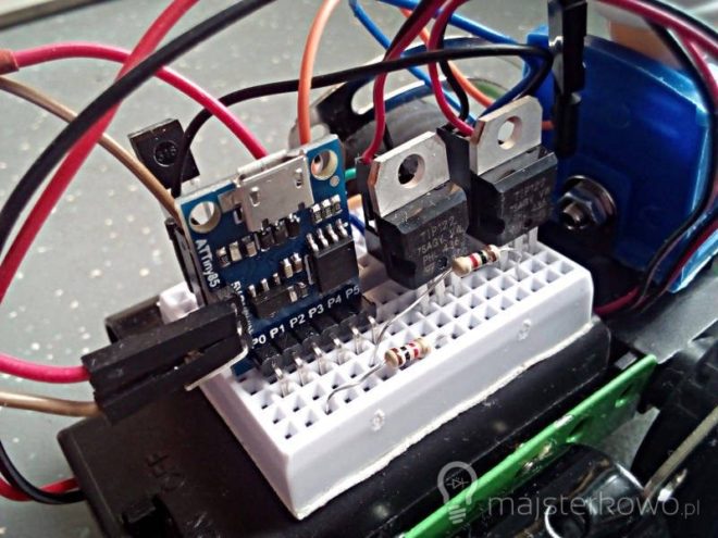 Tranzystory TIP122 zamontowane na płytce stykowej robota