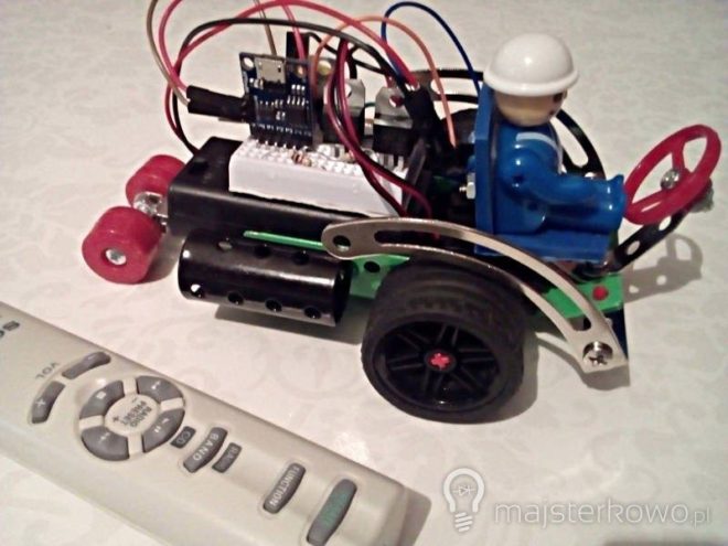 Mały robot mobilny zbudowany na klonie Digispark'a