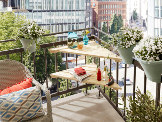 Wiszący narożny stolik balkonowy – zrób to sam