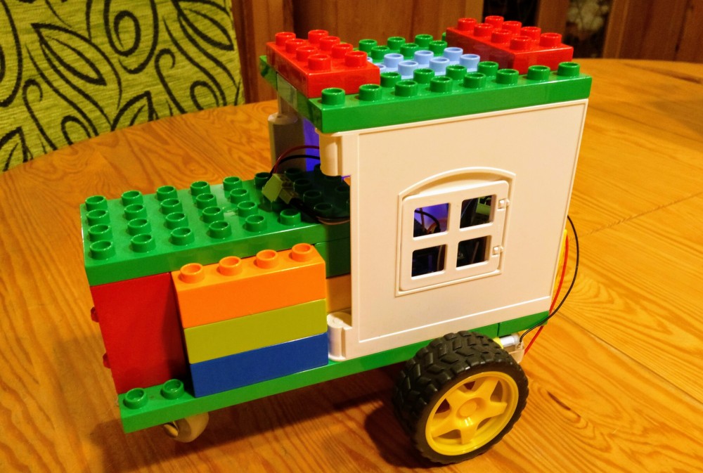 Pojazd dwukołowy LEGO sterowany ze smartfona przez WiFi (WeMos)