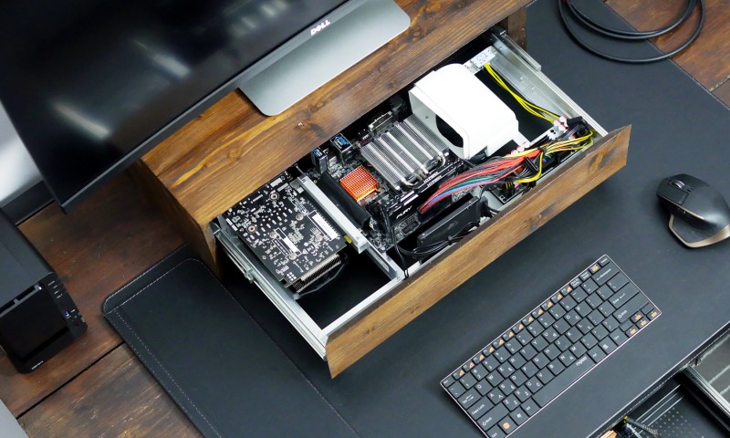 Podstawka pod monitor i obudowa komputera w jednym