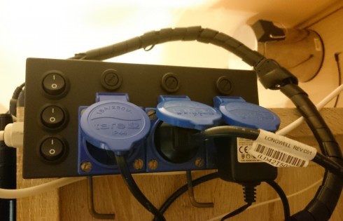 Przedłużacz z indywidualnym zabezpieczeniem gniazd i filtrem / Mocowany na biurko