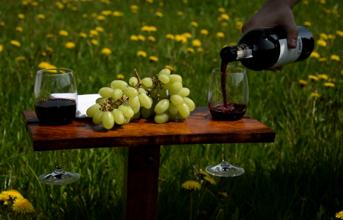 Idzie lato, czas na drewniany stolik piknikowy z uchwytami na wino