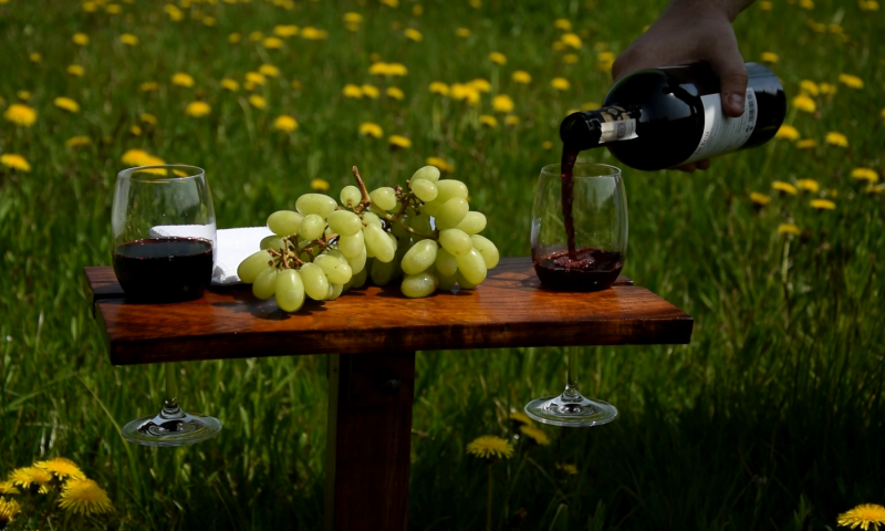 Idzie lato, czas na drewniany stolik piknikowy z uchwytami na wino