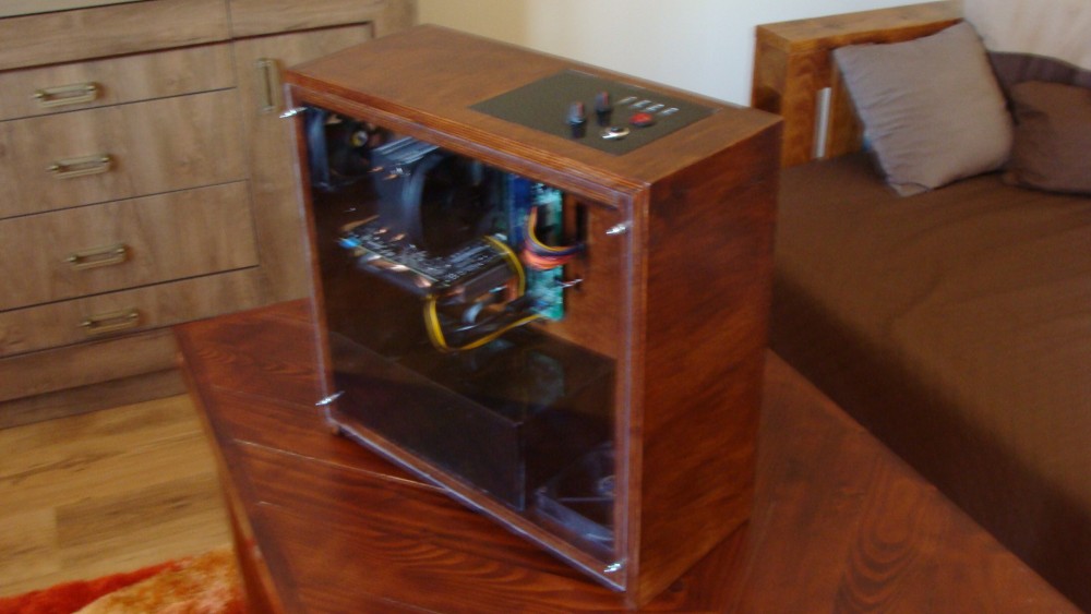 Obudowa PC – dwukomorowa konstrukcja ze sklejki z dodatkiem plexi