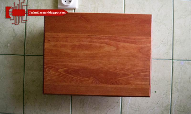 Składana półka na laptop wykonana z drewna