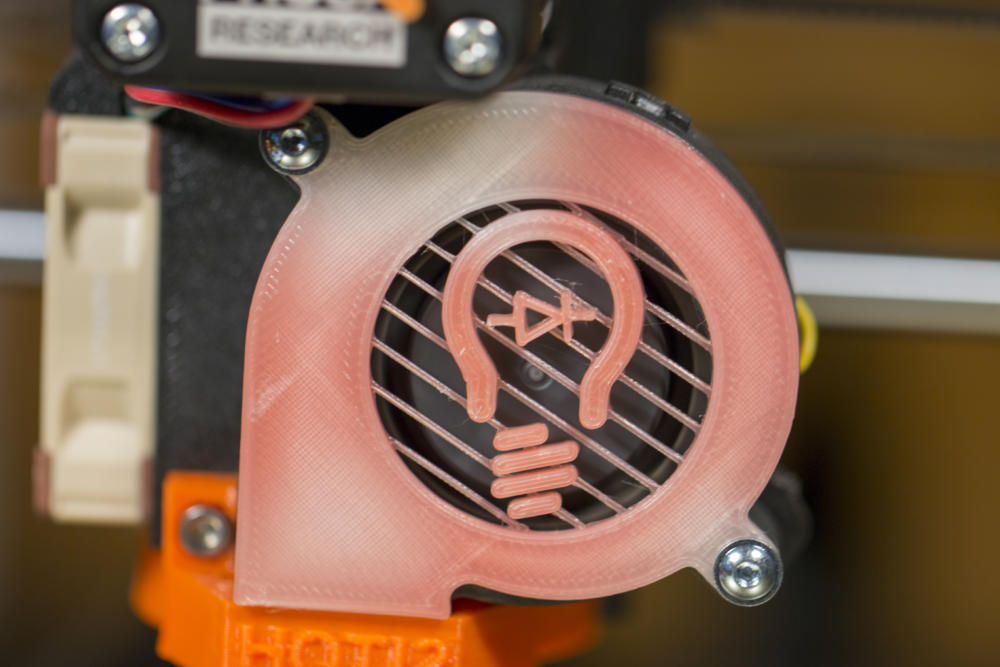 Prusa i3 MK3 - Logo Majsterkowo jako nakładka na turbinę 5015 do Drukarki 3D