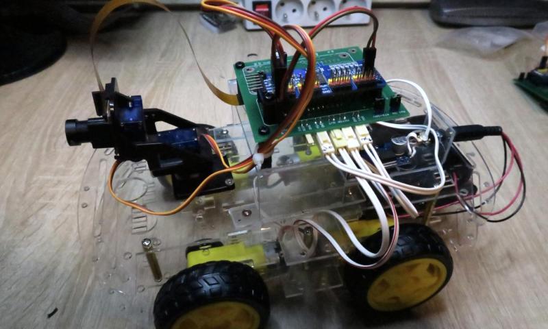 Samochód RaspberryPi zero W sterowany przez internet i przeglądarkę
