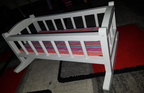 Drewniana kołyska dla lalek