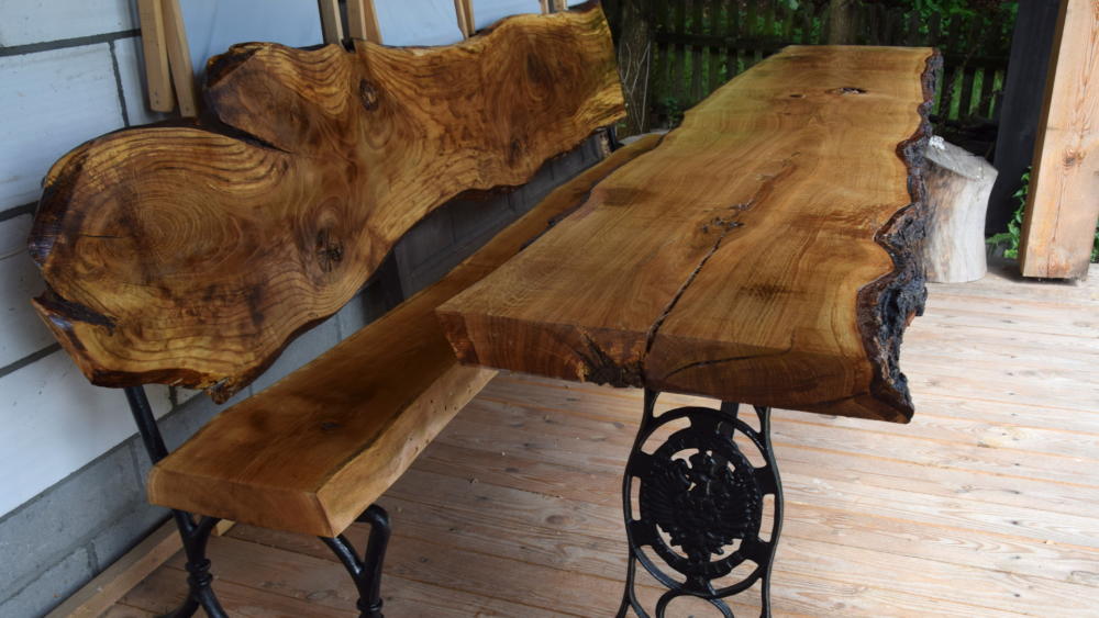 Długi drewniany stół dębowy. Prosty, ale jednak pracochłonny.