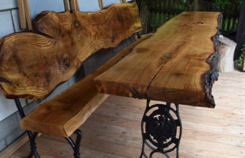 Długi drewniany stół dębowy. Prosty, ale jednak pracochłonny.