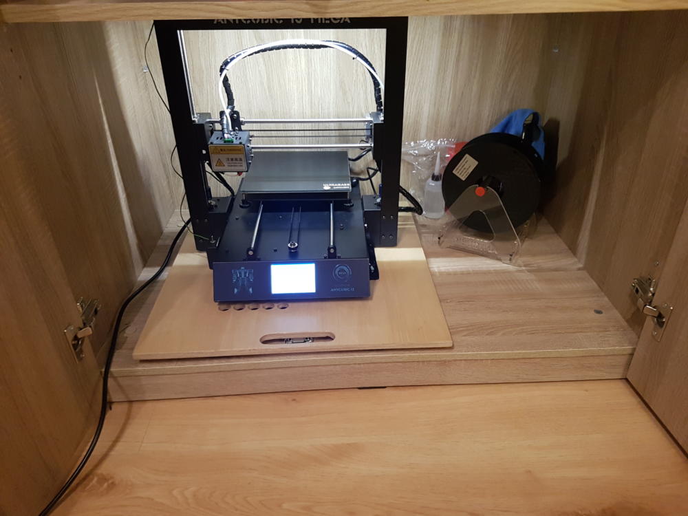 Stanowisko dla drukarki 3D czyli jak wcisnąć sprzęt do szafy.