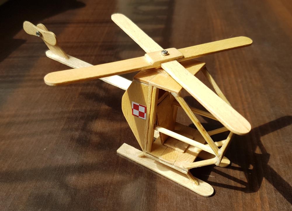 Helikopter z drewna – prosty model z patyczków do lodów.