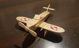 Samolot z drewna – prosty model z patyczków do lodów.