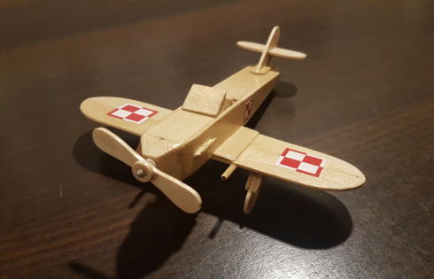 Samolot z drewna – prosty model z patyczków do lodów.