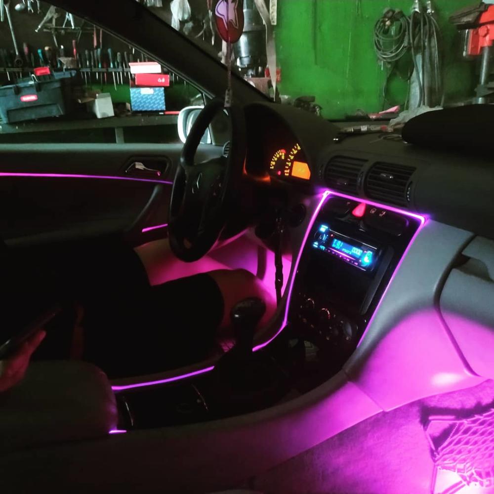 Oświetlenie samochodu światłowodem