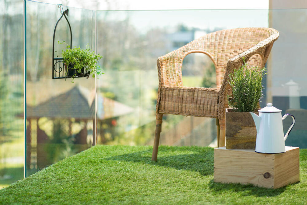 Pomysł na mały balkon – deska tarasowa, sztuczna trawa czy dywan?