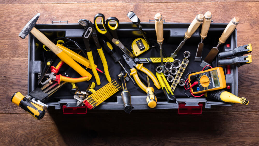 Przydatne narzędzia warsztatowe – jakie narzędzia warto mieć w domu?