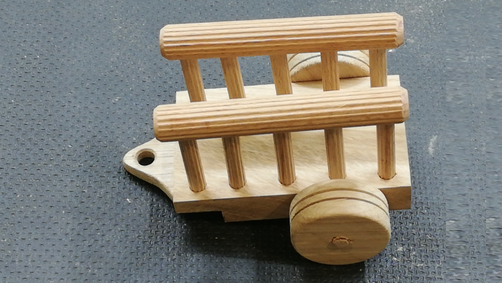 Przyczepka – drewniana zabawka z klocka i kołków meblowych