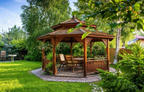 Altana ogrodowa zamknięta a otwarta. Co wybrać?