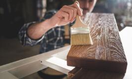 Farby do renowacji drewna – jak skutecznie odnowić stare powierzchnie drewniane