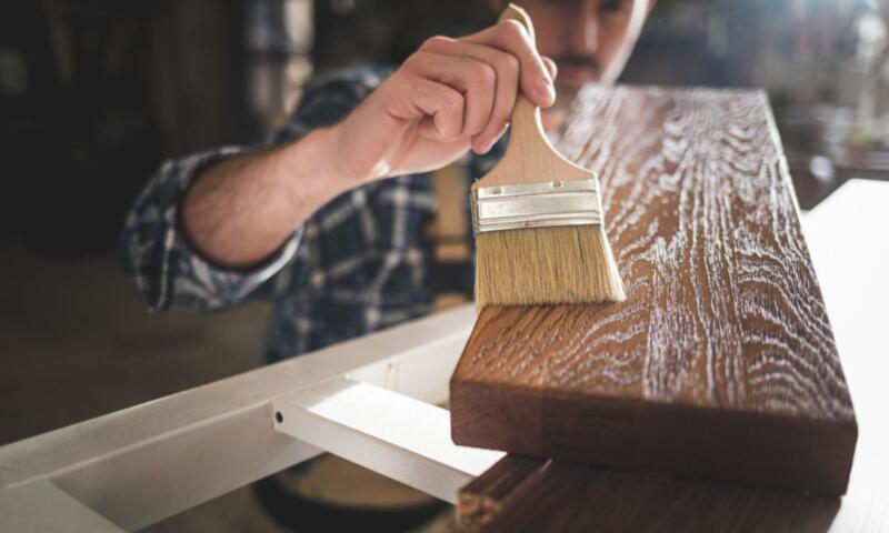 Farby do renowacji drewna – jak skutecznie odnowić stare powierzchnie drewniane